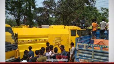 পুলিশের জলকামান ঘিরে রেখেছে জাবি শিক্ষার্থীদের বালুর ট্রাক