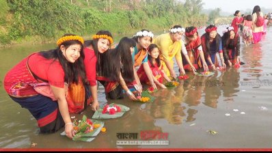 চাকমা তরুণীরা ফুল বিজু পালন করছে 