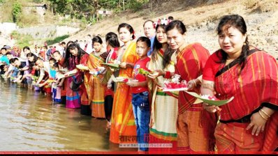 সাঙ্গু নদীতে ফুল ভাসাচ্ছে তঞ্চঙ্গ্যা তরুণী ও তরুণরা