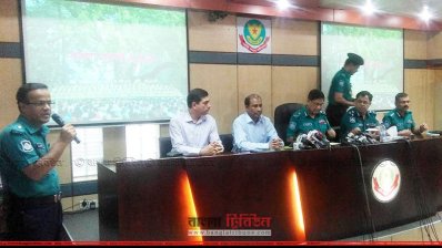 ডিএমপি মিডিয়া সেন্টারে ব্রিফিং করছেন কমিশনার আছাদুজ্জামান মিয়া