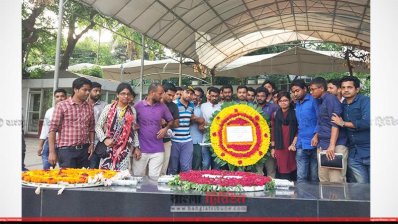 বঙ্গবন্ধুর প্রতিকৃতিতে ফুল দিয়ে শ্রদ্ধা জানান আন্দোলনকারী শিক্ষাথীরা