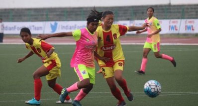 সাবিনাকে আটকানোর চেষ্টা প্রতিপক্ষ খেলোয়াড়দের (ফাইল ছবি)