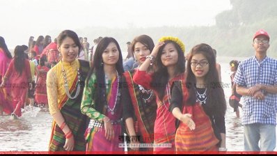 চাকমা তরুণীরা ফুল বিজু পালন করছে 