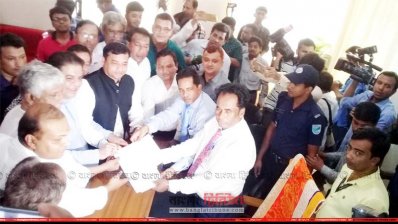 দলীয় নেতাকর্মীদের নিয়ে মনোনয়ন জমা দিচ্ছেন জাহাঙ্গীর আলম