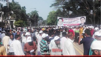 ক্যাপ, গেঞ্জি ও ঝাড়ু বিতরণ করা হচ্ছে