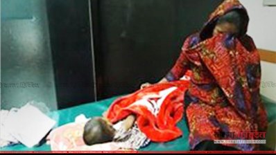 শিশুসন্তানের কষ্টে কাঁদছেন তার মা