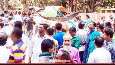 ব্যানার, পোস্টার ও দলীয় প্রতীক নিয়ে মিছিল করেন নেতাকর্মীরা
