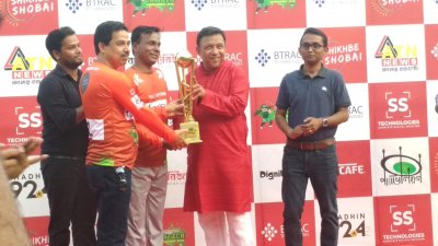 বিজয়ী দলকে পুরস্কার তুলে দিচ্ছেন খালেদ মাহমুদ