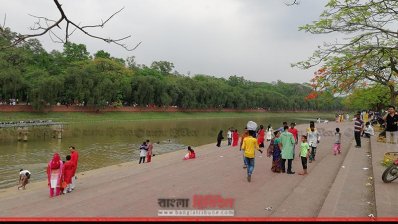 চন্দ্রিমা উদ্যানে দর্শনার্থীদের ঘোরাঘুরি
