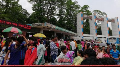 চিড়িয়াখানায় দর্শনার্থীদের ভিড়