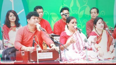 রবীন্দ্রসংগীত পরিবেশন করছেন মীনা ট্রাস্টের প্রেসিডেন্ট আমিনা আহমেদ