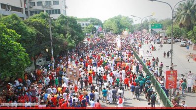 হেঁটে যাওয়া মানুষের ঢল 
