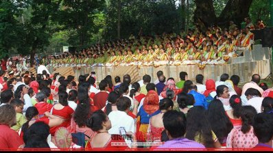 বটমূলে গান-কবিতা-আলোচনায় বর্ষবরণ অনুষ্ঠান (ছবি: নাসিরুল ইসলাম)