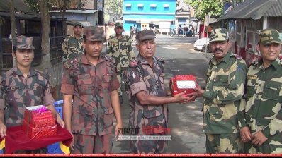 পহেলা বৈশাখে বিএসএফকে মিস্টি দিয়ে শুভেচ্ছা জানালো বিজিবি