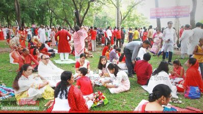 রমনা পার্কে বসে থাকা মানুষজন