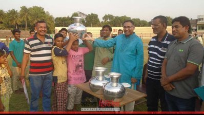 পুরস্কার নিচ্ছে বিজয়ীরা
