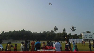 ঘুড়ি উড়াচ্ছে প্রতিযোগীরা