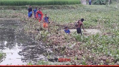 ভৈরব নদ পার হচ্ছে শিক্ষার্থীরা