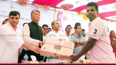 ঘুড়ি উৎসবে বিজয়ীদের মাঝে পুরস্কার বিতরণ করা হয়