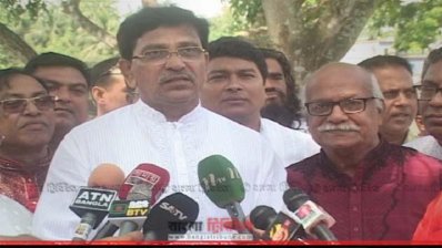 কথা বলছেন মাহবুবউল আলম হানিফ (ছবি- প্রতিনিধি)