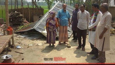 ক্ষতিগ্রস্তদের দেখতে গিয়েছেন ফুলবাড়ীর ইউএনও দেবেন্দ্র নাথ উরাঁও