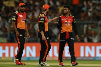 সাকিবকে অভিনন্দন জানাচ্ছেন উইলিয়ামসন