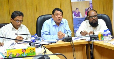 ভিডিও কনফারেন্সের মাধ্যমে ১৩ জেলার জেলা প্রশাসককে নির্দেশ দিচ্ছেন ত্রাণ সচিব শাহ কামাল