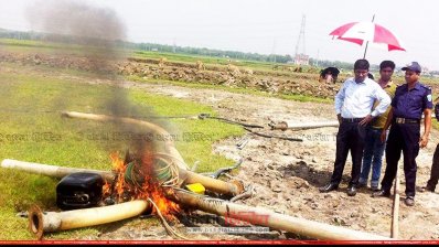 অবৈধভাবে মাটি তোলায় ব্যবহৃত ড্রেজার আগুনে পুড়িয়ে দেওয়া হয়