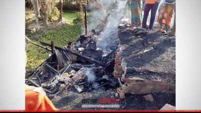 অগ্নিকাণ্ডের ঘটনায় দোকান পুড়ে ছাই