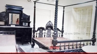 পালঙ্ক, ড্রেসিং টেবিল, আরাম চেয়ারসহ রাজার ঘর