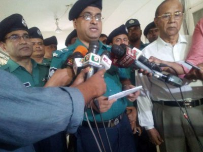 সংবাদ সম্মেলনে বক্তব্য রাখছেন পুলিশের উপ-কমিশনার (ডিসি) মোস্তাক আহমেদ 
