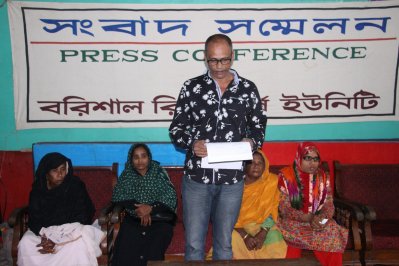 সংবাদ সম্মেলনে লিখিত বক্তব্য পড়ছেন শহীদ খান