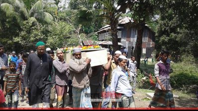 মায়ের কবরের পাশে চিরনিদ্রায় শায়িত রাজীব