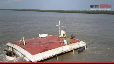 মোংলায় পশুর নদীতে ডুবে যাওয়া কার্গো জাহাজ