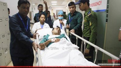 হাসপাতালে আহত এক পুলিশ সদস্য
