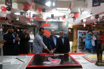 কেক কাটছেন ঢাকা ট্রিবিউনের সম্পাদক জাফর সোবহান ও বাংলা ট্রিবিউনের সম্পাদক জুলফিকার রাসেল
