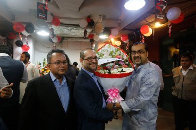 ঢাকা ট্রিবিউনের সম্পাদককে ফুল দিয়ে শুভেচ্ছা জানান বাংলা ট্রিবিউনের সম্পাদক