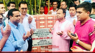 ভিত্তিপ্রস্তর স্থাপন শেষে মোনাজাত করেন রেলমন্ত্রী