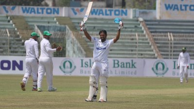 আব্দুল মজিদের সেঞ্চুরি উদযাপন