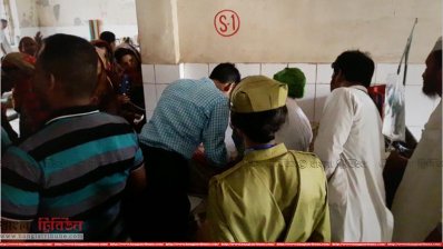 হাসপাতালে চিকিৎসা দেওয়া হচ্ছে আহত ওই ছাত্রীকে