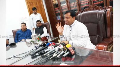 গাজীপুর সিটি নির্বাচনে আওয়ামী লীগ প্রার্থী তার বাসায় সংবাদ সম্মেলন করছে