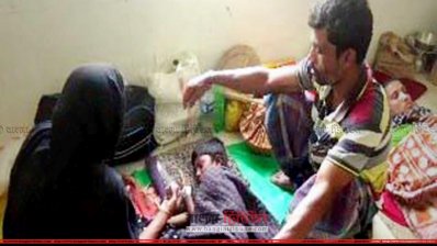 হাসপাতালের বেডে জায়গা না পেয়ে হাসপাতালের মেঝেতে শুয়েই চিকিৎসা নিতে হচ্ছে