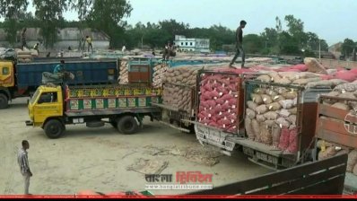 হিলি স্থলবন্দরে আমদানি করা পেঁয়াজ