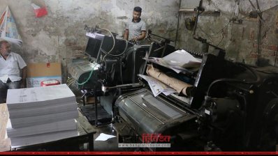 গভীর রাতে কাজ চলছে ছাপাখানায় (ছবি- প্রতিনিধি)