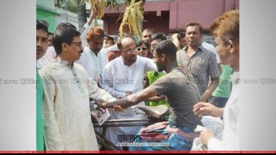 গণসংযোগে নজরুল ইসলাম মঞ্জু (ছবি- প্রতিনিধি)