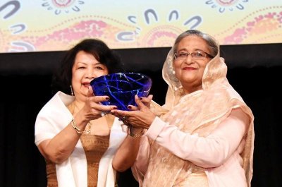 পুরস্কার নিচ্ছেন প্রধানমন্ত্রী, ছবি: পিএমও