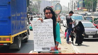 রাস্তায় পোস্টার হাতে কানিজ ফাতেমা