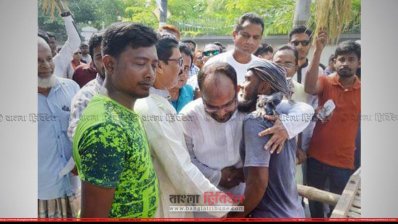 গণসংযোগে নজরুল ইসলাম মঞ্জু (ছবি- প্রতিনিধি)
