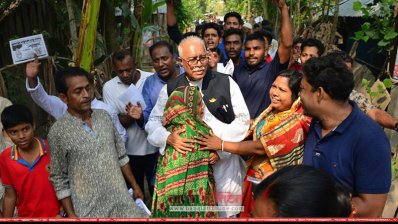 গণসংযোগে তালুকদার আব্দুল খালেক (ছবি- প্রতিনিধি)