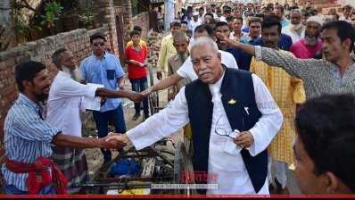 গণসংযোগে তালুকদার আব্দুল খালেক (ছবি- প্রতিনিধি)